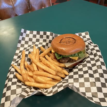 Cheeseburger with fries
